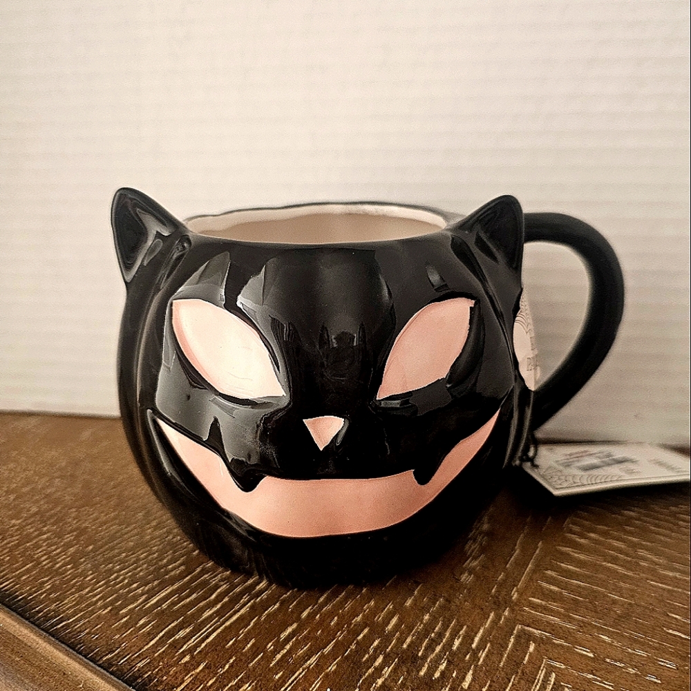 Large pumpkin black cat mug.